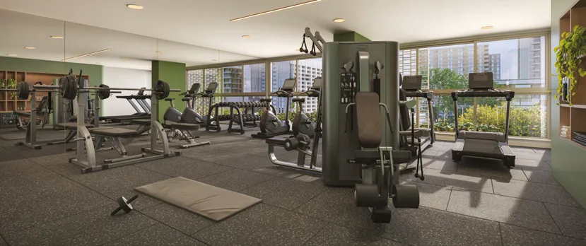 Fitness do Alameda Mará Smart, em Moema, com aparelhos de musculação, esteiras, espelhos e janelas com vista para a rua.