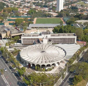 Vista aérea do Clube Sírio, em Moema, São Paulo, com quadras, campo e o ginásio circular, próximo ao Alameda Mará.