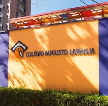 Fachada colorida do Colégio Augusto Laranja, em Moema, São Paulo, a poucos minutos do Alameda Mará.