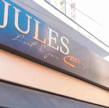 Fachada da padaria Jules, em Moema, São Paulo, na vizinhança do Alameda Mará.