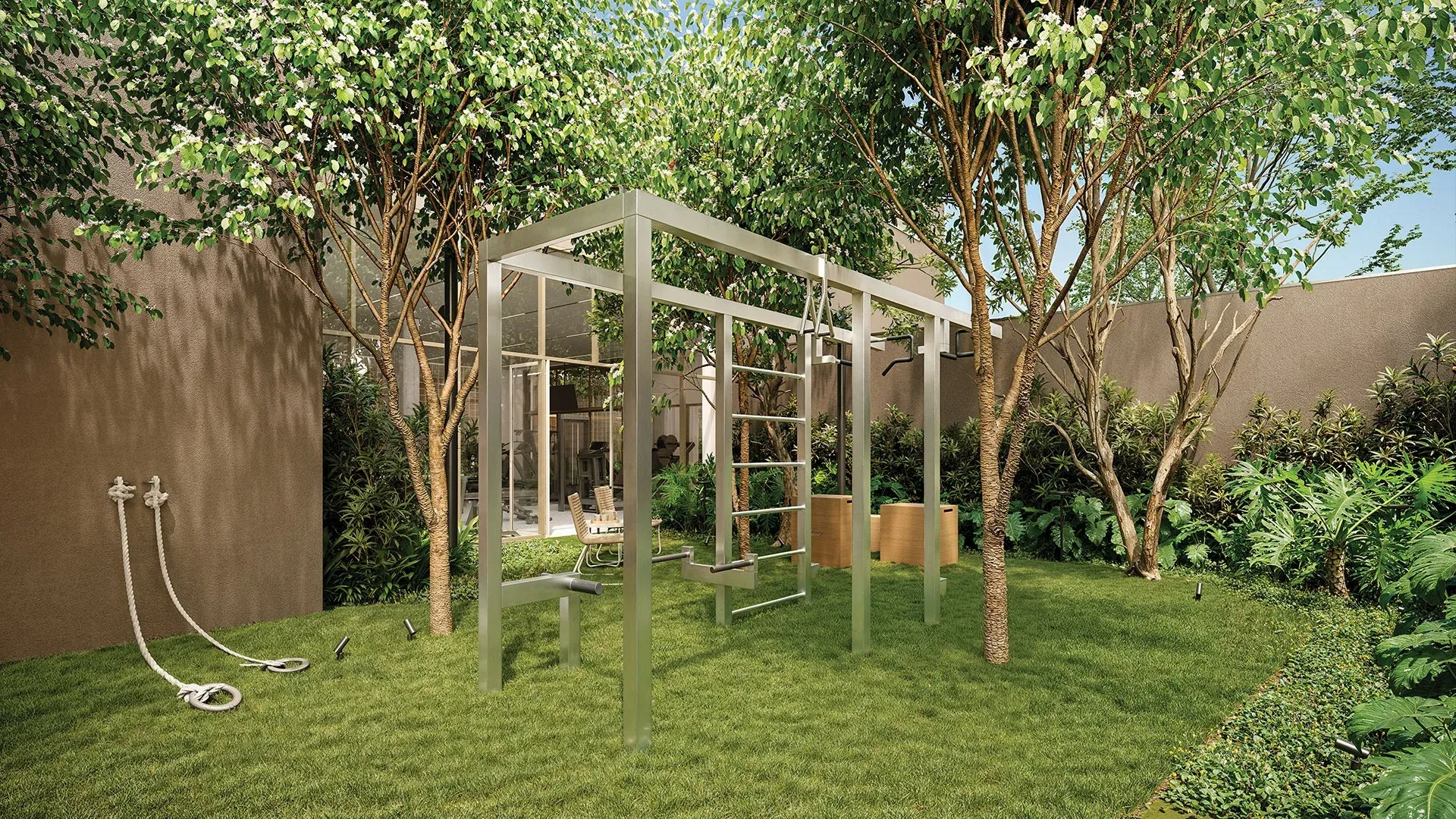 Fitness outdoor no bosque do térreo do Alameda Mará em Moema, com equipamentos de calistenia em área gramada entre árvores.