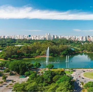 Vista aérea do Parque Ibirapuera, em São Paulo, com lago, fontes e arborização, na vizinhança do Alameda Mará em Moema.