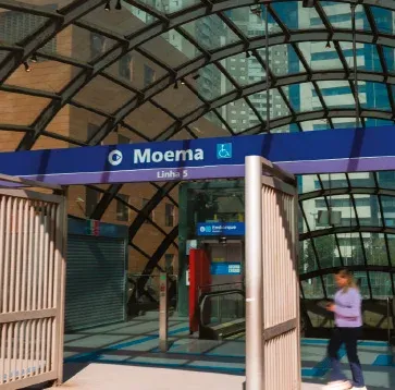 Acesso da estação Moema da Linha 5-Lilás do metrô, em São Paulo, na vizinhança do Alameda Mará.