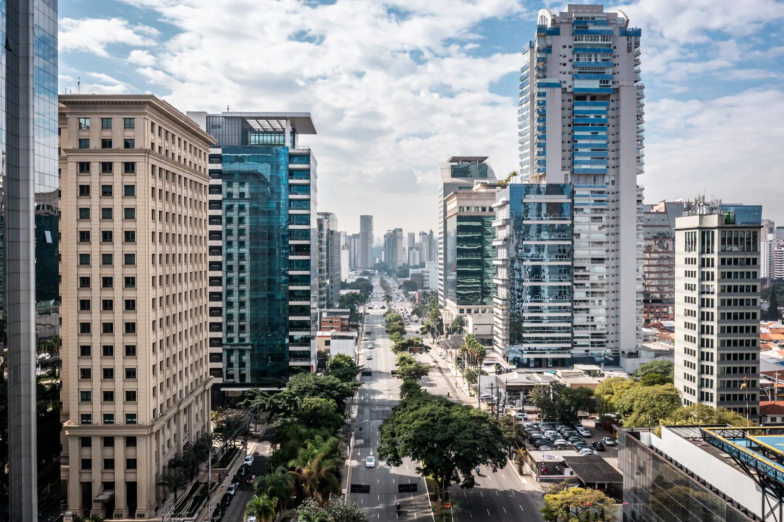 Faria Lima Avenue in Vila Olímpia, near Juscelino Kubitschek Avenue — São Paulo, Brazil