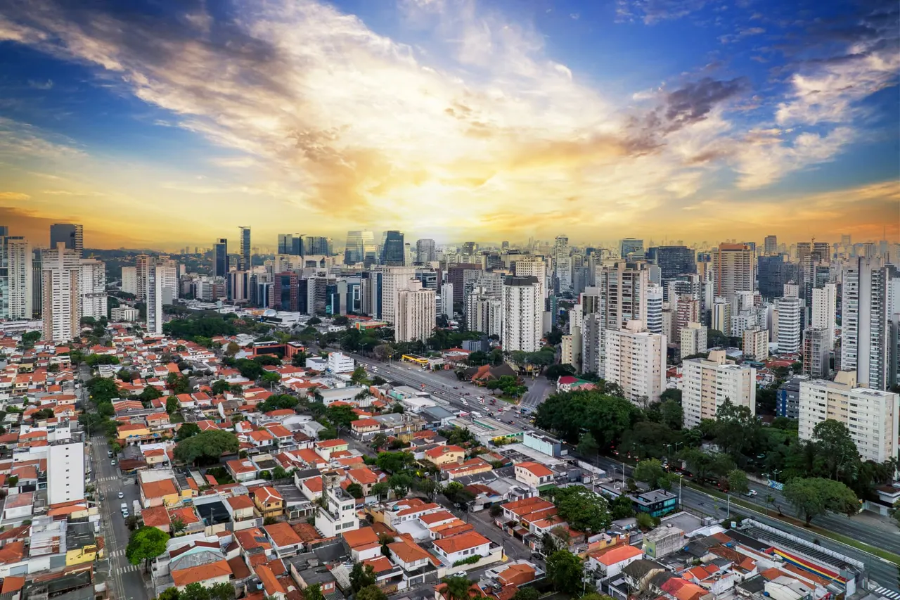 Town Residences by Lindenberg, da Eztec e da Lindenberg — vista aérea do Brooklin e do eixo Berrini–Chucri Zaidan ao entardecer, região da Av. Roque Petroni Júnior, Brooklin, São Paulo. Imagem ilustrativa da região.