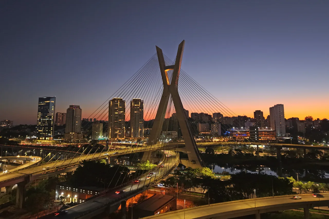 Town Residences by Lindenberg, da Eztec e da Lindenberg — Ponte Estaiada e Marginal Pinheiros ao anoitecer, perto da Av. Roque Petroni Júnior, no Brooklin, São Paulo. Imagem ilustrativa da região.
