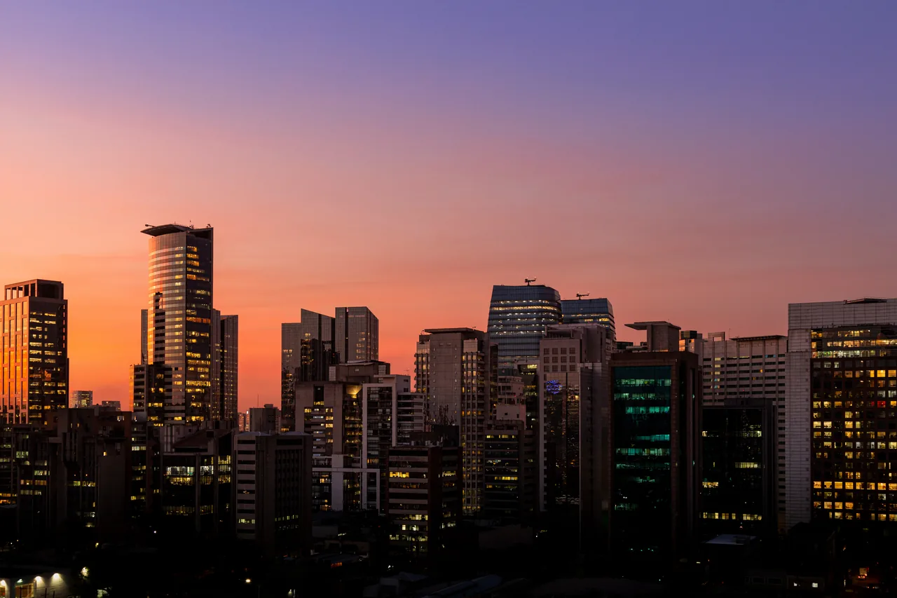Town Residences by Lindenberg, da Eztec e da Lindenberg — edifícios corporativos de São Paulo ao entardecer. Imagem ilustrativa do polo de negócios onde fica a Av. Roque Petroni Júnior, no Brooklin.