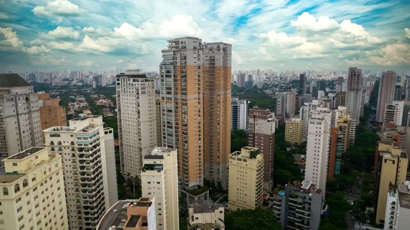 Vista aérea de Moema, São Paulo, com edifícios residenciais e arborização